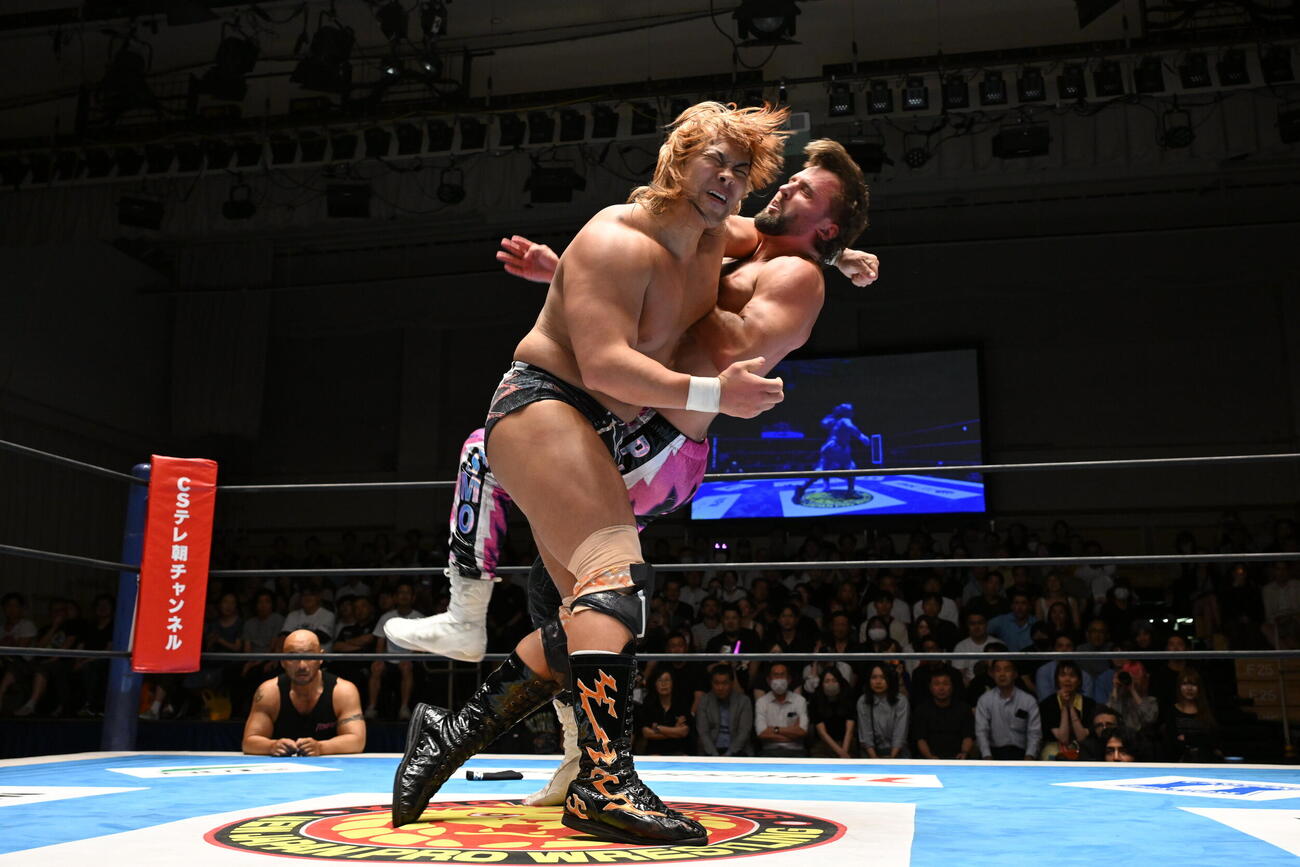 THE GRIPをエル・ファンタズモに浴びせる大岩陵平（C）新日本プロレス