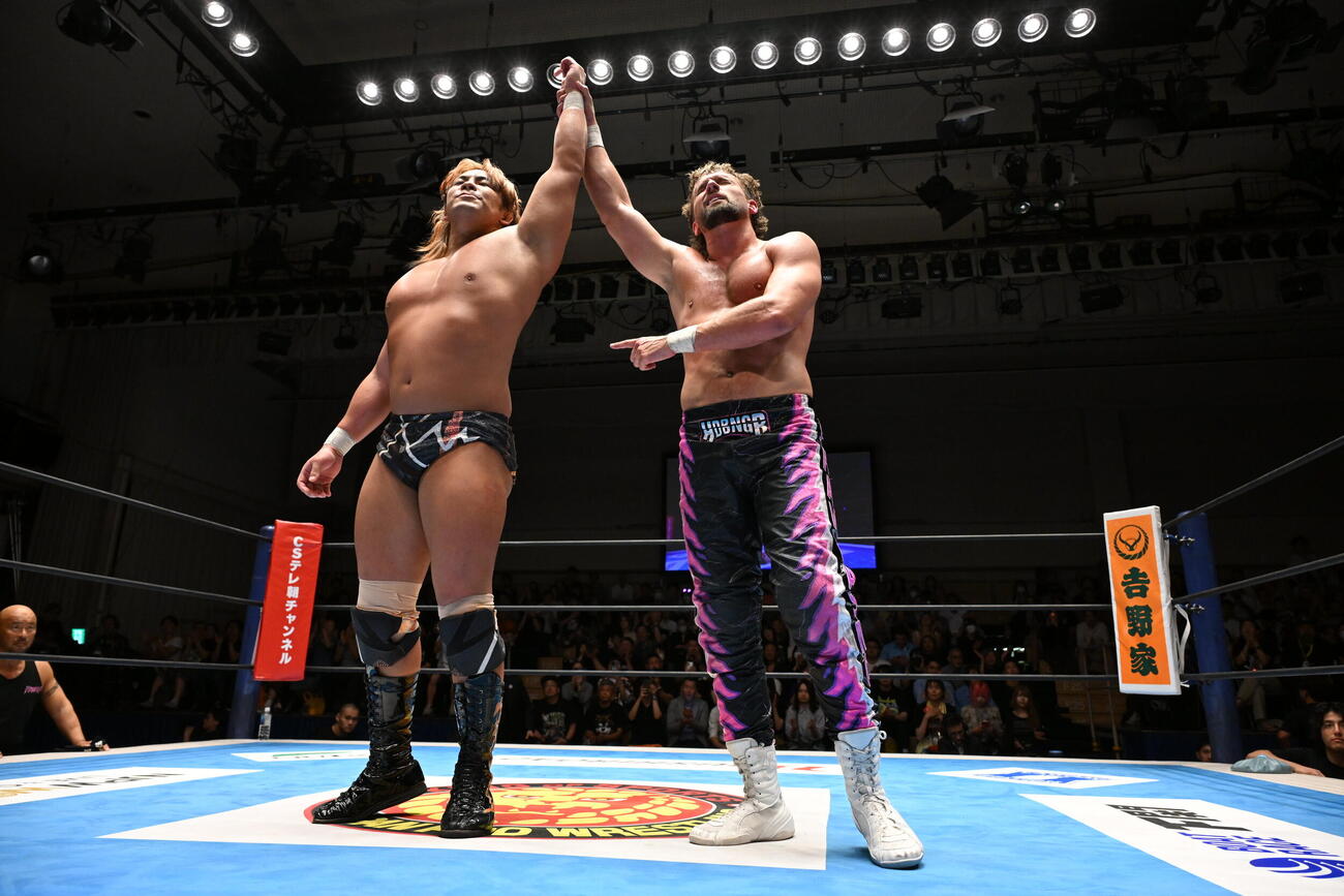 エル・ファンタズモ（右）に勝利をたたえられる大岩陵平（C）新日本プロレス