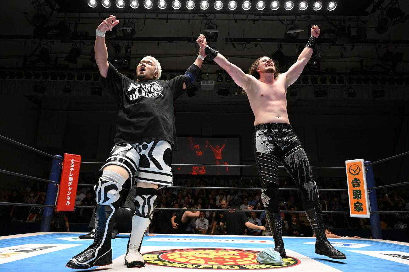 Yuto－IceとともにガッツポーズのOSKAR（右）（C）新日本プロレス