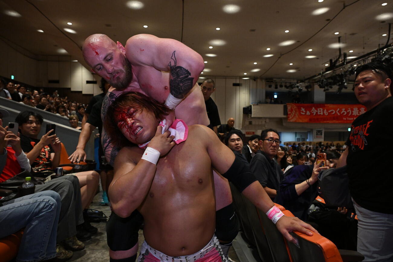 場外で海野翔太を痛めつけるゲイブ・キッド（C）新日本プロレス