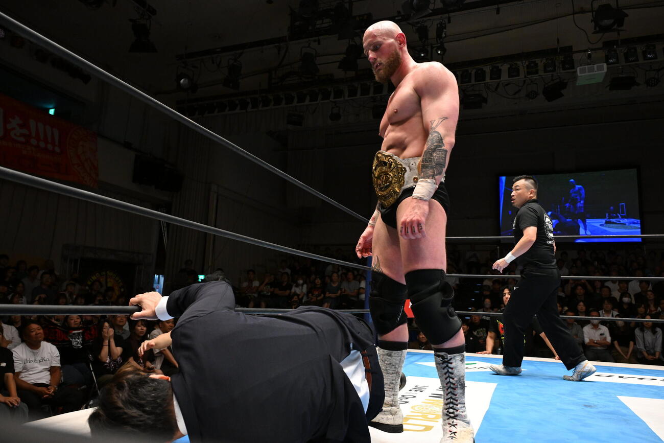 棚橋弘至社長を張り手でKOしたゲイブ・キッド（C）新日本プロレス