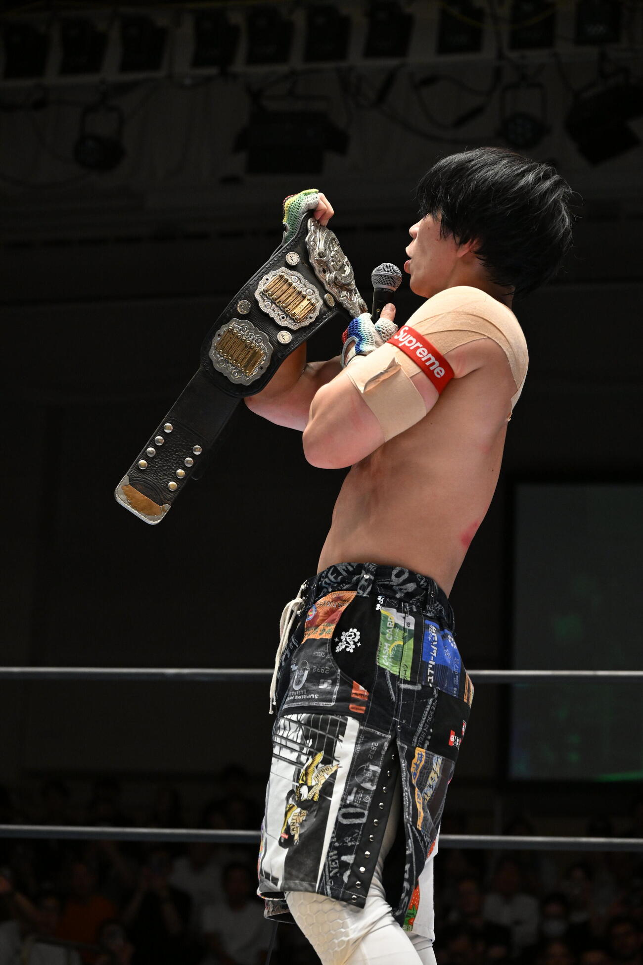 ベルトに語りかけるYOH（C）新日本プロレス