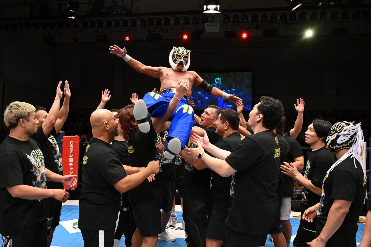 新日本の選手たちに胴上げされるタイガーマスク（C）新日本プロレス