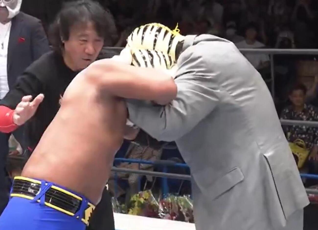 最後に師匠の佐山聡とロックアップしたタイガーマスク（NJPW WORLD公式Xから）