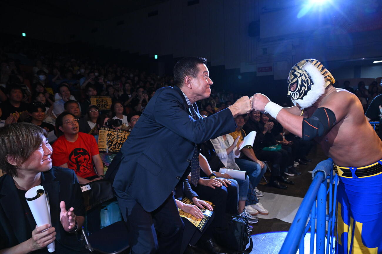 原辰徳氏とグータッチするタイガーマスク（C）新日本プロレス