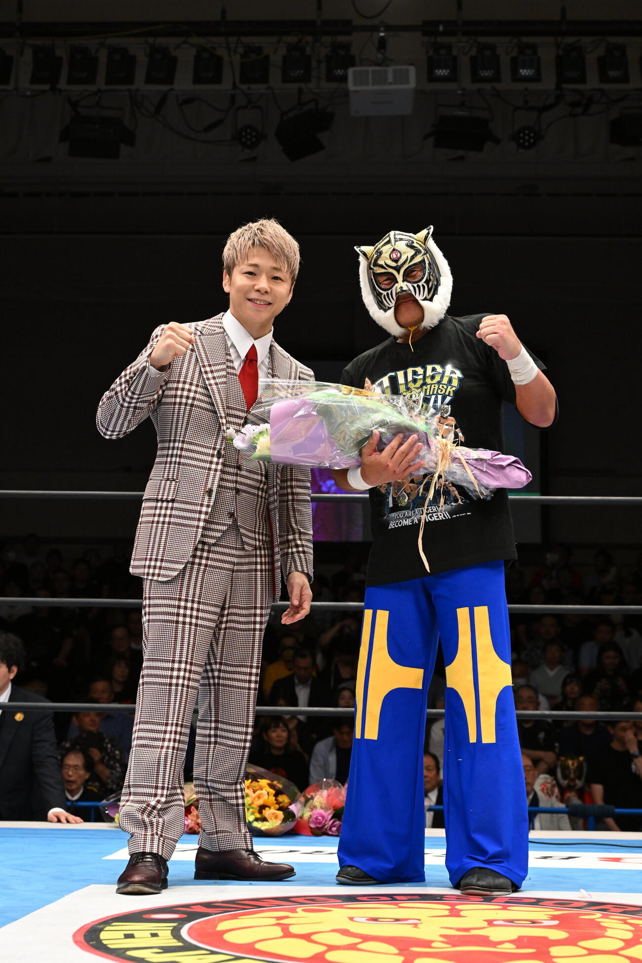 “7代目タイガーマスク”の武尊と、4代目タイガーマスク（右）（C）新日本プロレス