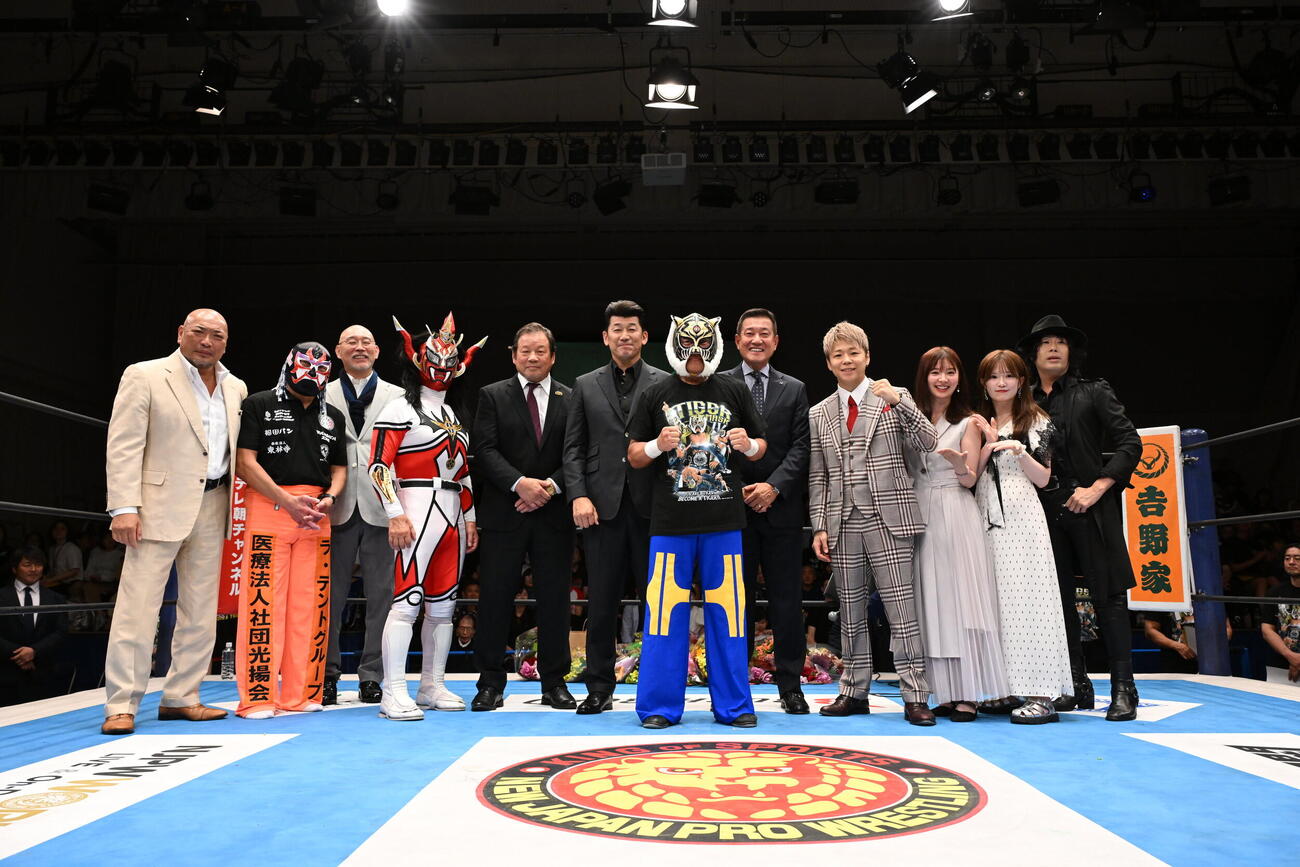 4代目タイガーマスクの引退試合に集まった（左から）新崎人生、ザ・グレート・サスケ、山崎一夫、獣神サンダー・ライガー、藤波辰爾、三浦大輔、4代目タイガーマスク、原辰徳、武尊、武藤十夢、武藤小麟、LOVE PSYCHEDELICOのNAOKI（C）新日本プロレス