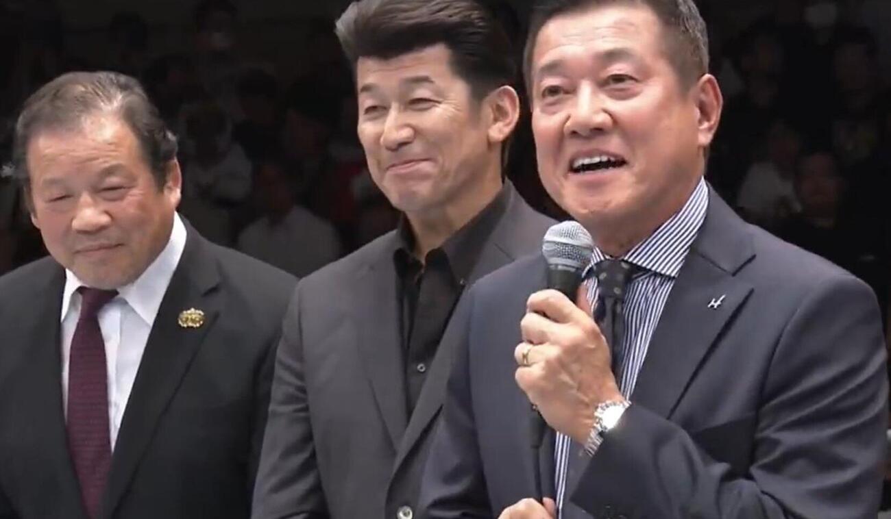 あいさつする原辰徳氏（右端）（中央は三浦大輔氏、左は藤波辰爾）（NJPW WORLD公式Xから）