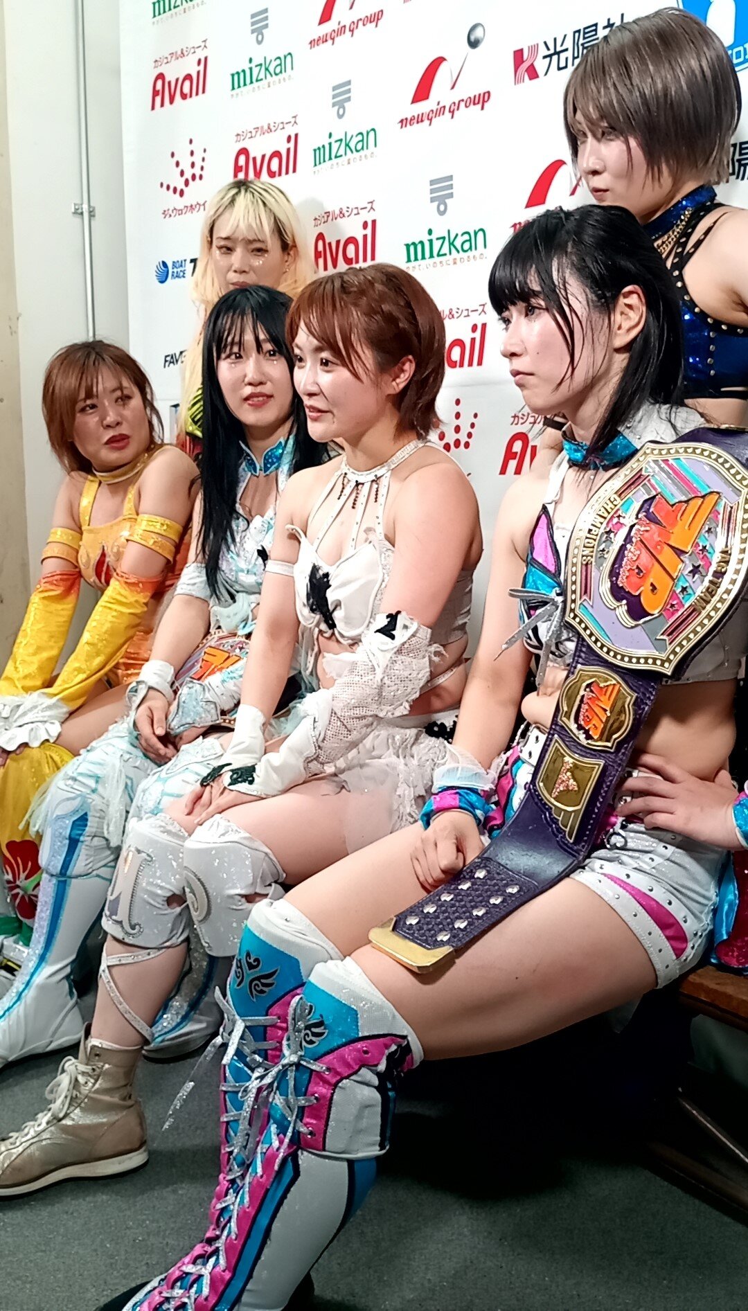 IWGPのベルト奪取へ意欲を見せたなつぽい（前列右から2人目）とコズミック・エンジェルズのメンバーたち（前列右からさくらあや、なつぽい、玖麗さやか、金屋あんね、後列右から安納サオリ、水森由菜）
