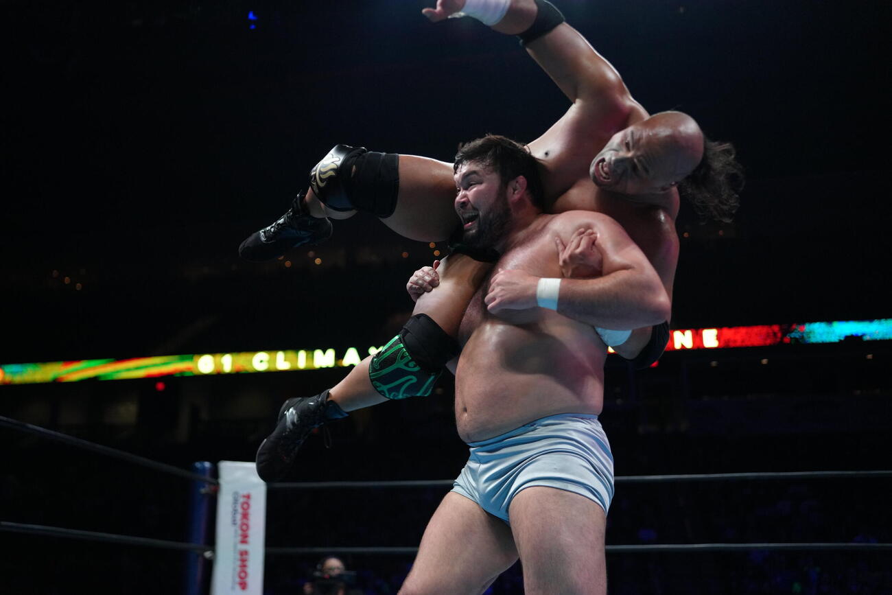 リバースアングルスラムでHENAREを投げるウルフアロン（C）新日本プロレス