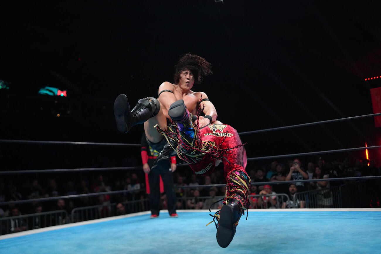 TAKESHITAにファイヤーブラスター決める辻陽太（C）新日本プロレス