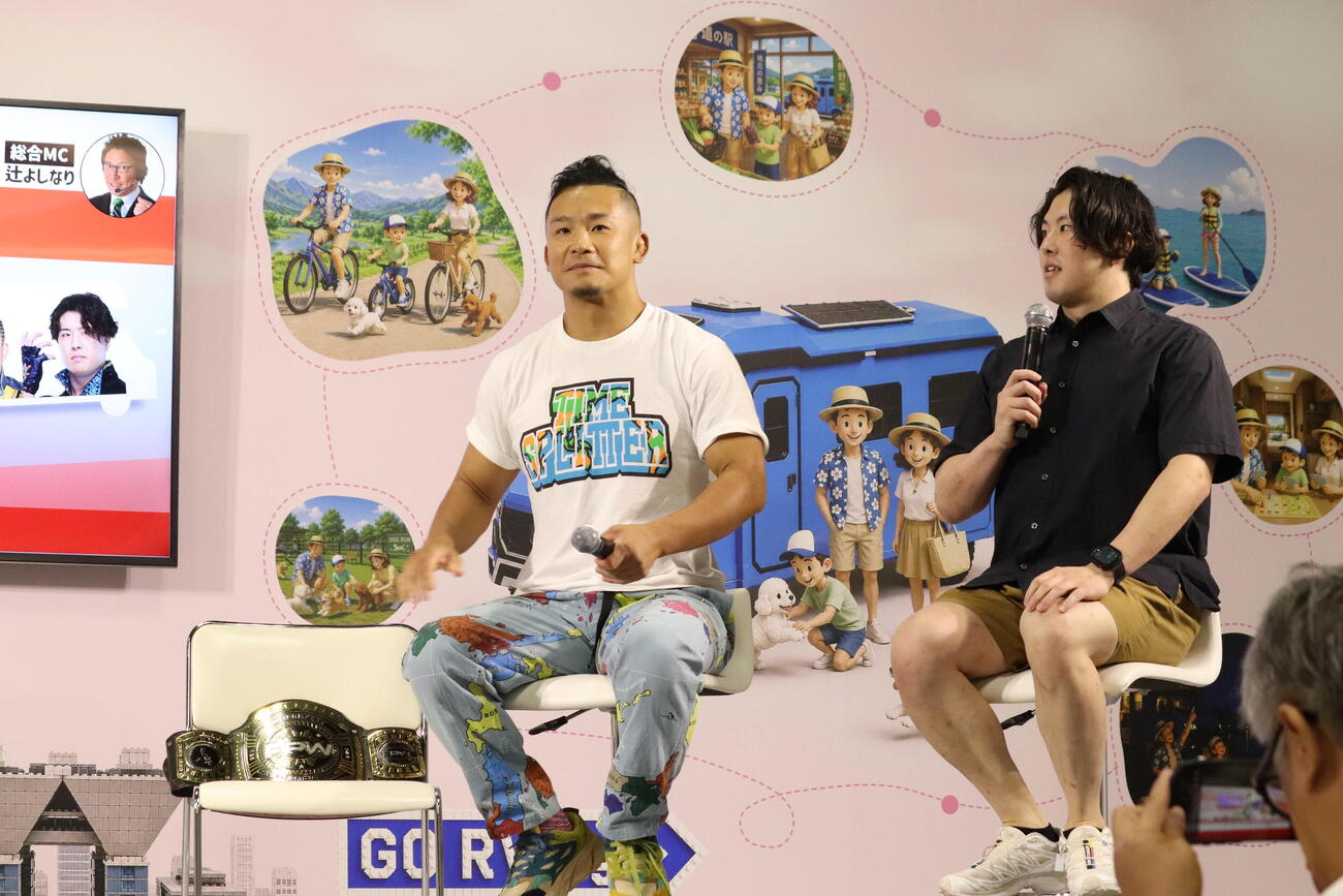 「東京キャンピングカーショー2026」トークイベントに出席した、KUSHIDA（左）とマスター・ワト