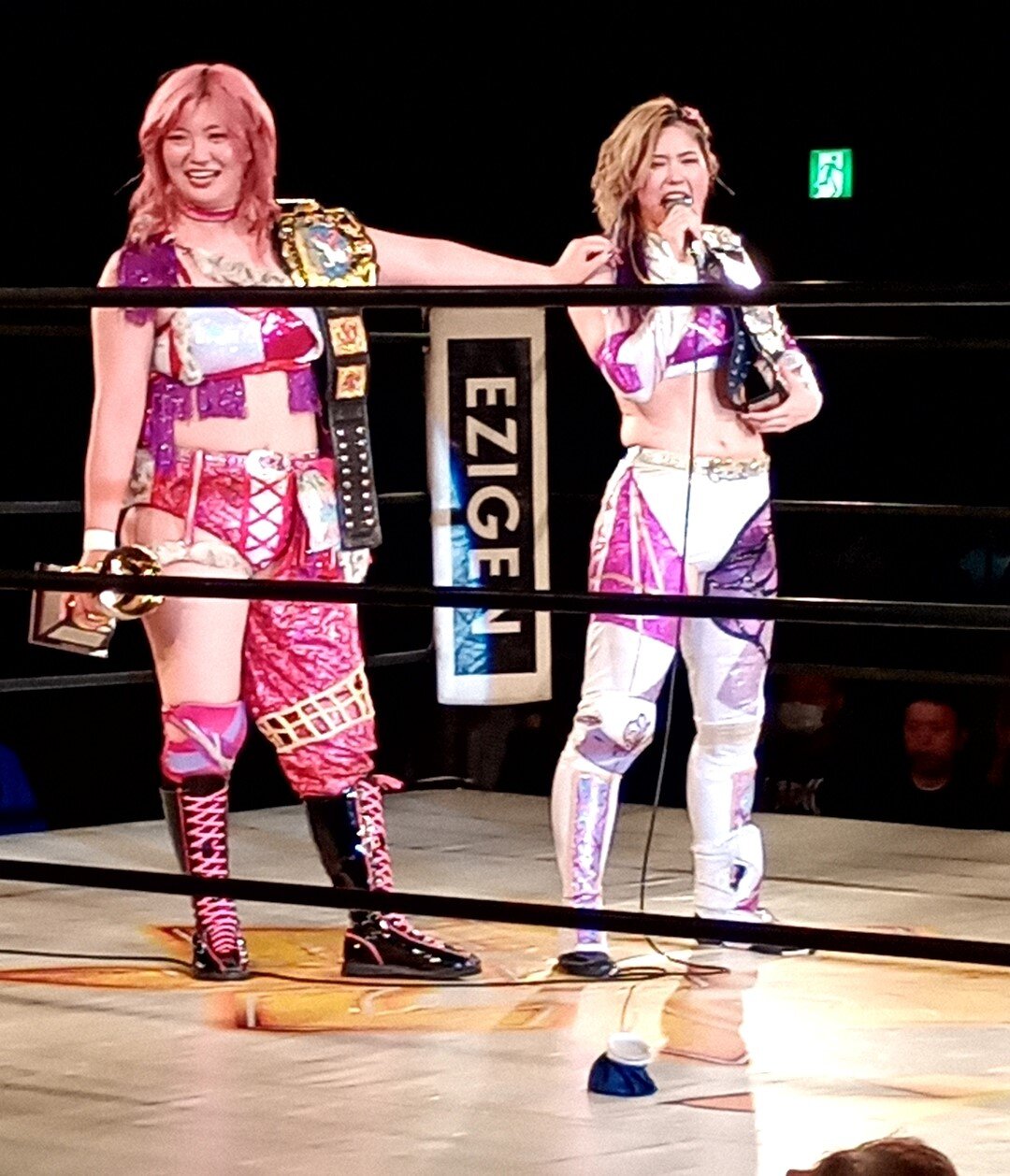 勝利した後藤智香（左）と天麗皇希