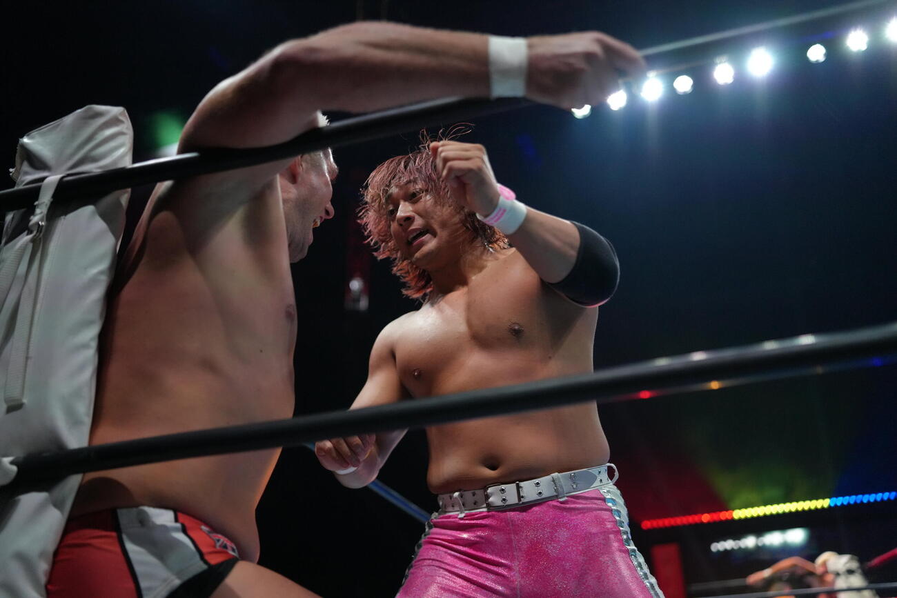 シカゴでザック・セイバーJr．（左）と戦った海野翔太（C）新日本プロレス