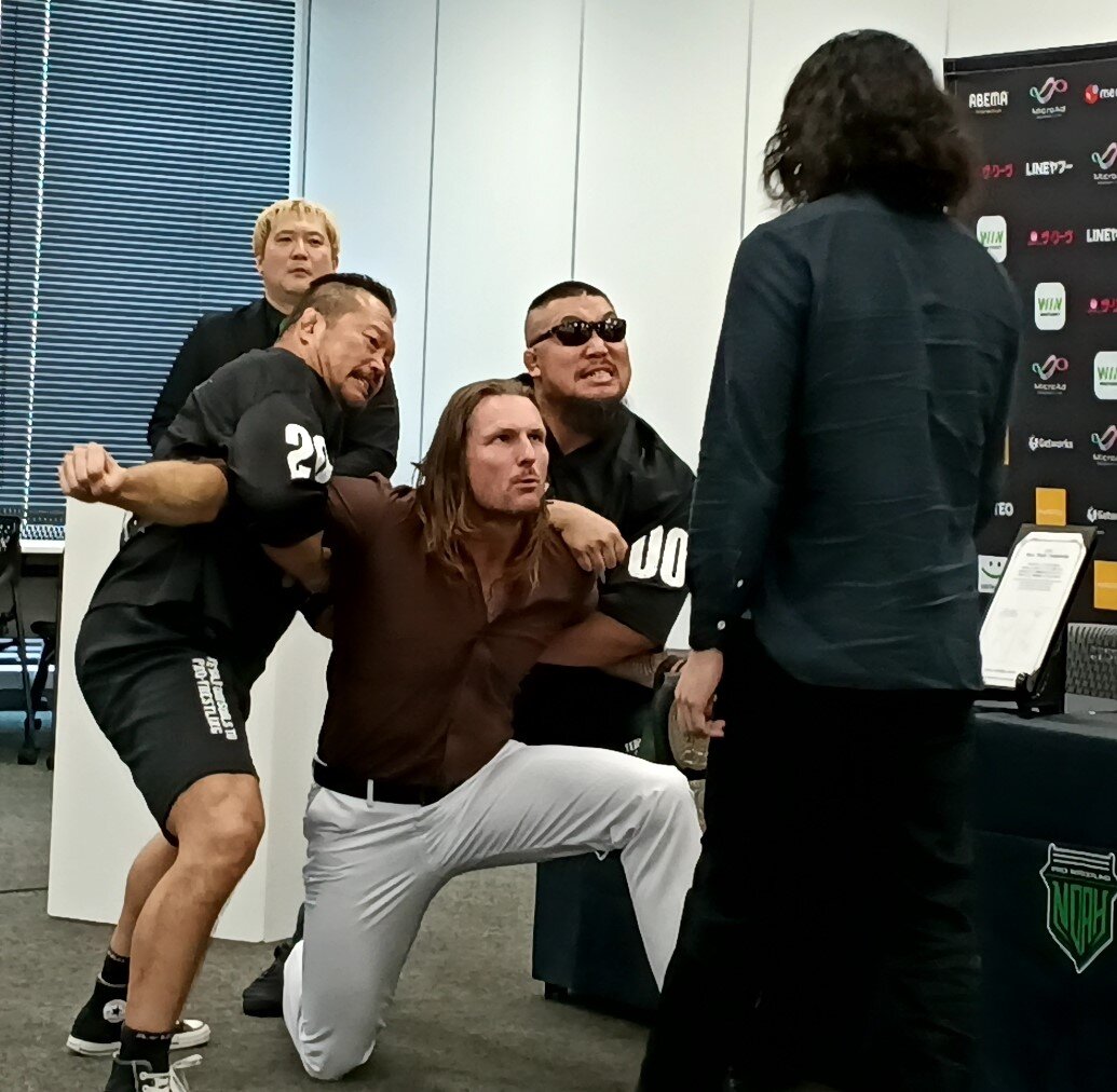 杉浦貴（左）とマサ北宮がシェインを羽交い締めにしたが、OZAWA（手前）は手を離すように2人に求めて、攻撃はしなかった