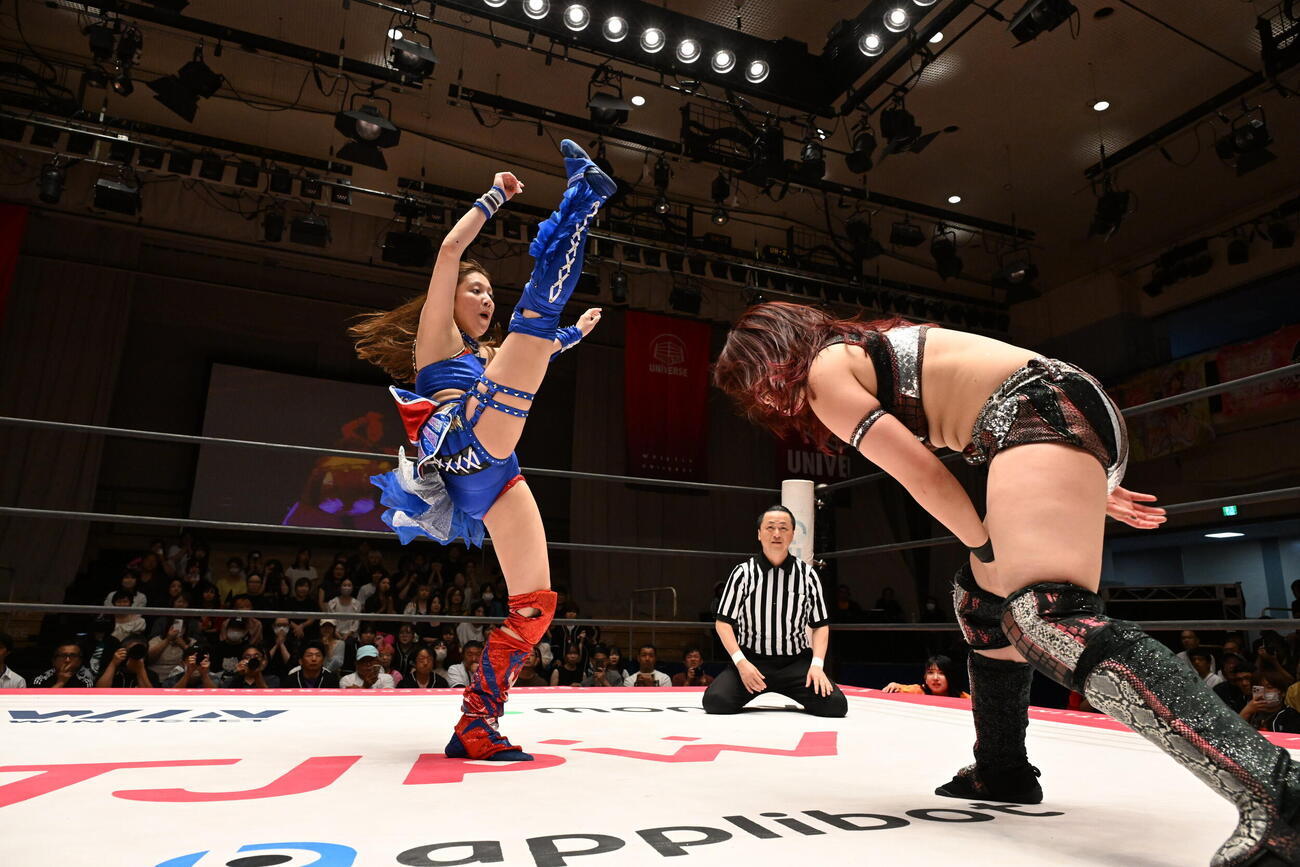山下実優（右）にFinallyを食らわす荒井優希（C）東京女子プロレス