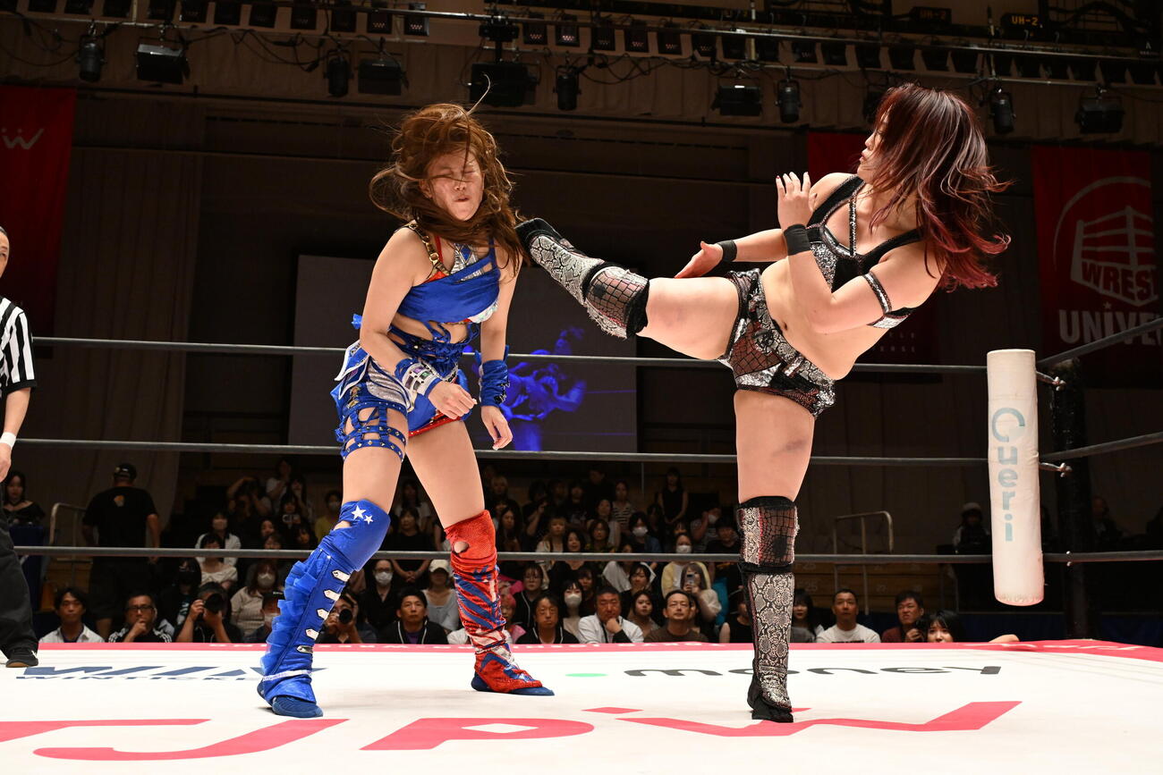 荒井優希（左）にハイキックを浴びせる山下実優（C）東京女子プロレス