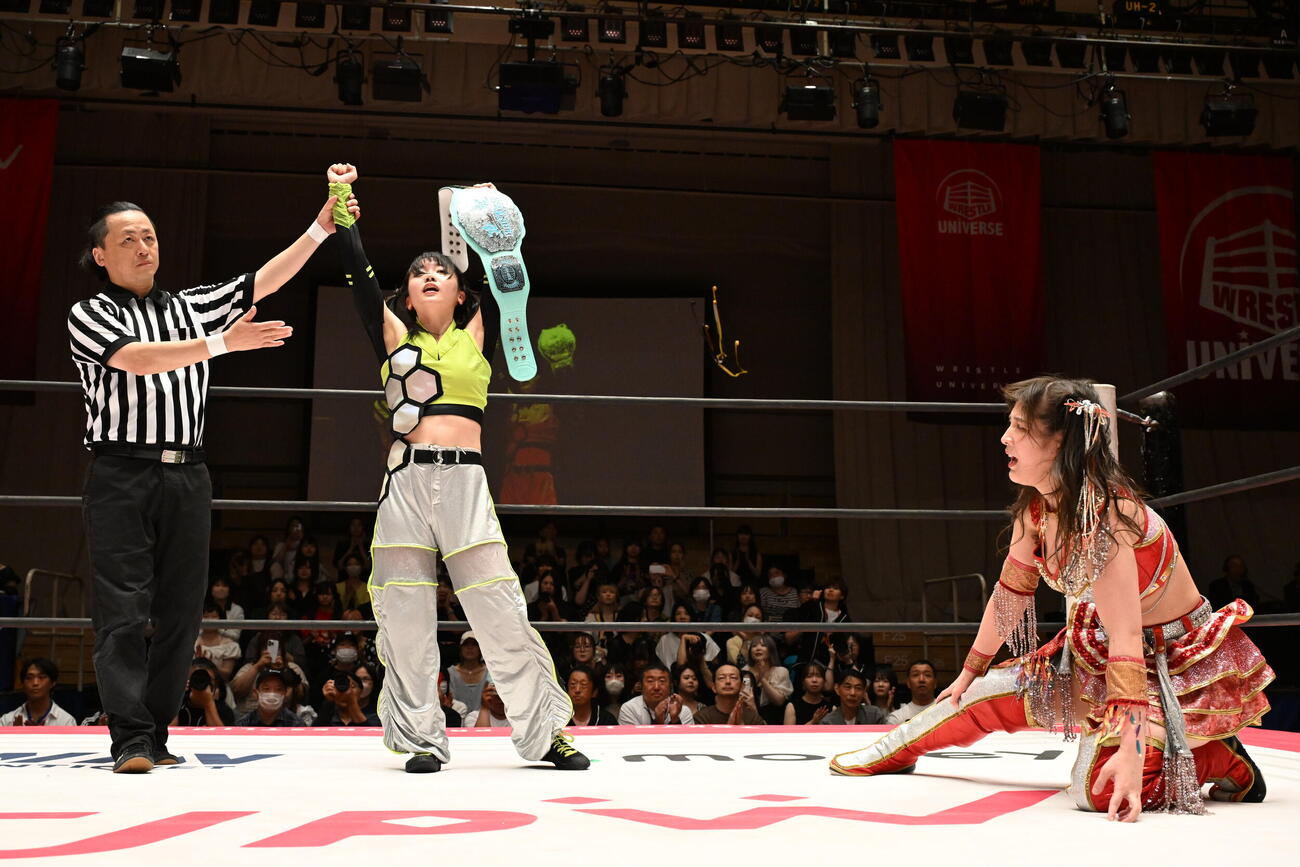 勝利した鈴芽（左）を見る上原わかな（C）東京女子プロレス