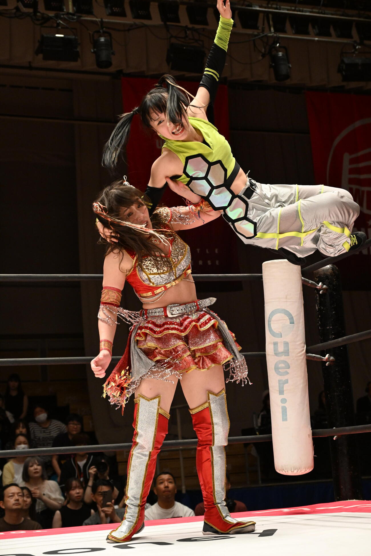 上原わかなにフェイスバスターを決める鈴芽（C）東京女子プロレス