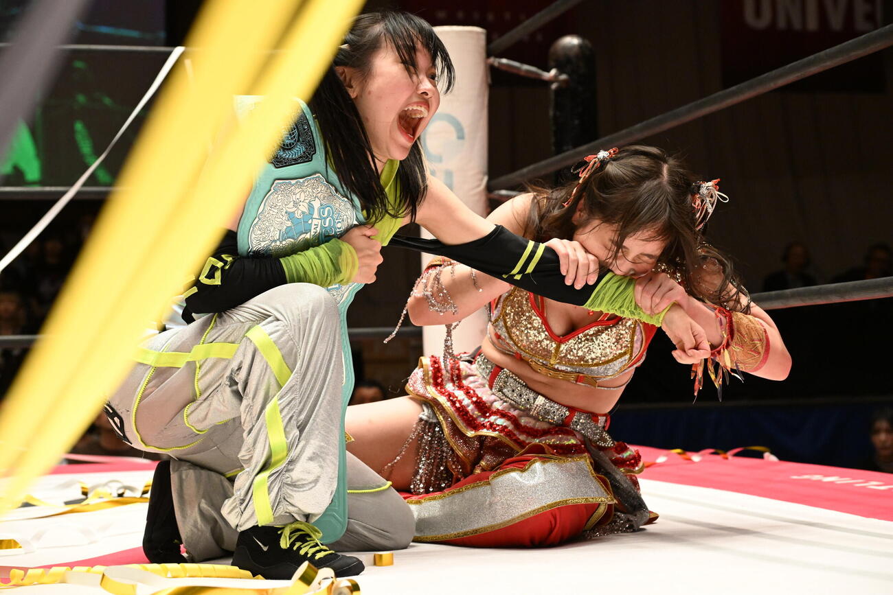 試合後、悔しくて鈴芽の腕をかむ上原わかな（C）東京女子プロレス
