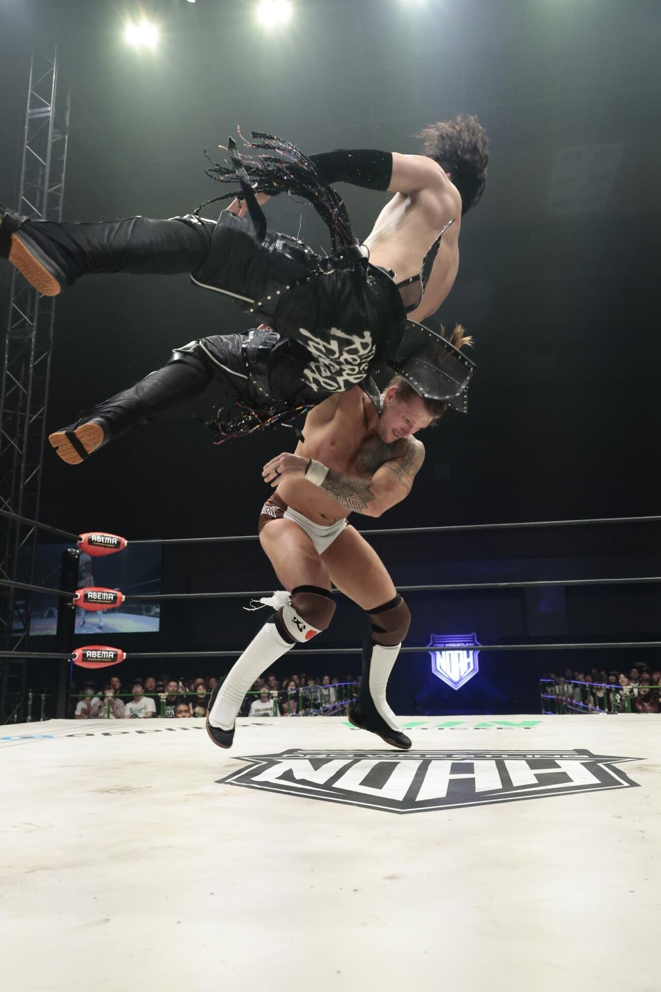 OZAWAをたたきつけるシェイン・ヘイスト（C）プロレスリング・ノア