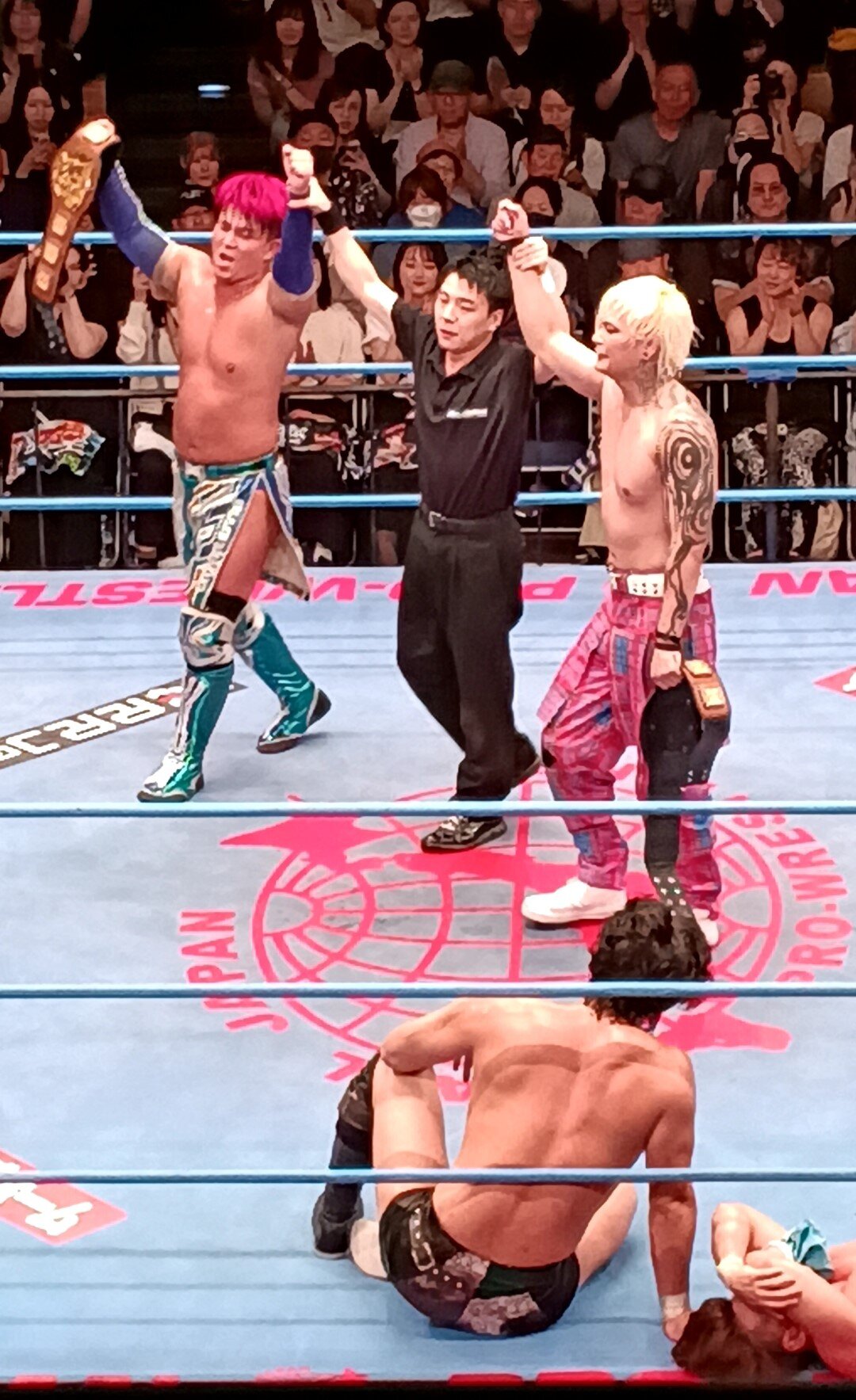 勝ち名乗りを受ける青柳亮生（左）とライジングHAYATO、それを見つめる安齊勇馬（手前）と倒れる小藤将太