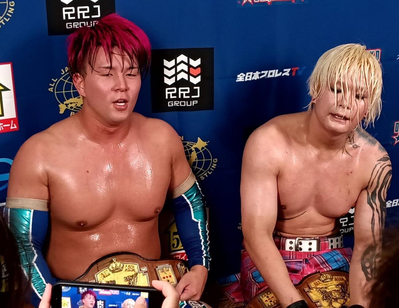 勝利した青柳亮生（左）とライジングHAYATO