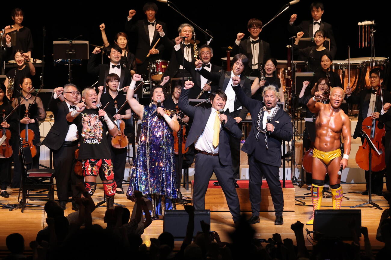 「ザ・オーケストラマッチ」に出演した新日本プロレスの棚橋弘至代表（前列左から3人目）と人気レスラー　(株)フォトスタジオアライ　豊嶋良仁提供