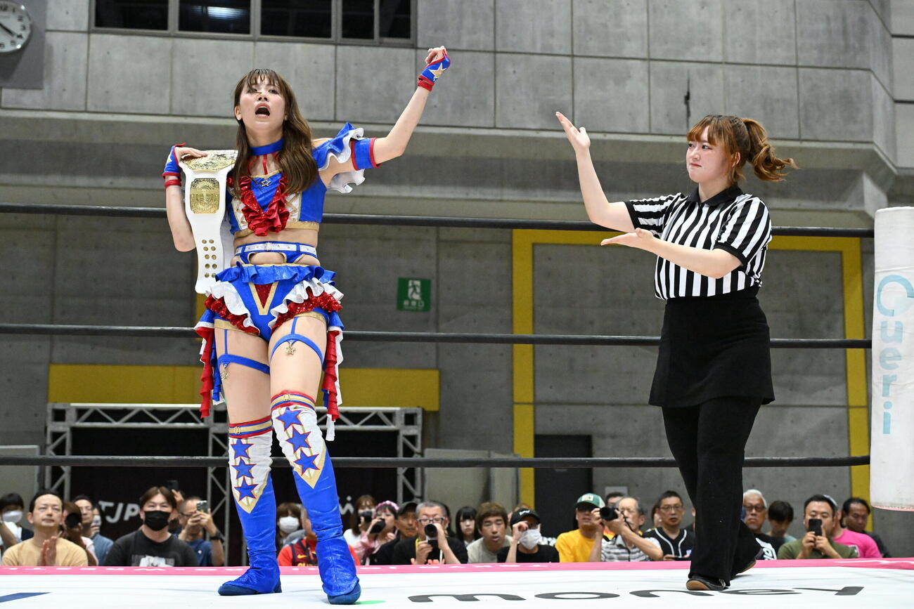 勝ち名乗りを受ける荒井優希（C）東京女子プロレス