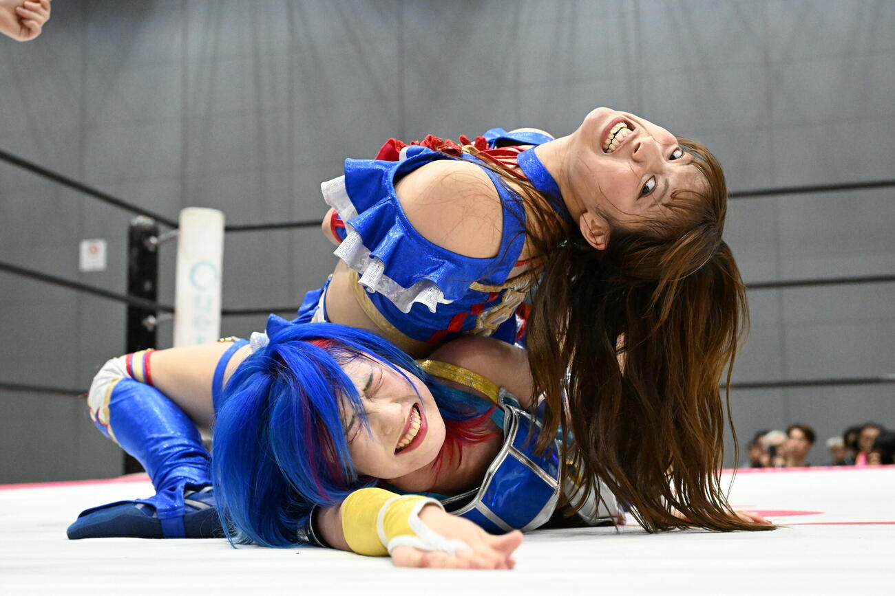 サソリ固めで風城ハルを仕留めた荒井優希（上）（C）東京女子プロレス