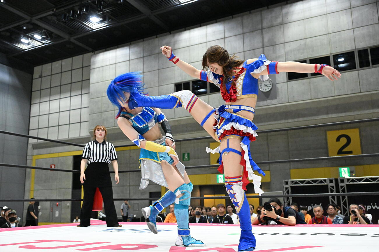風城ハルにビッグブーツをたたき込む荒井優希（右）（C）東京女子プロレス