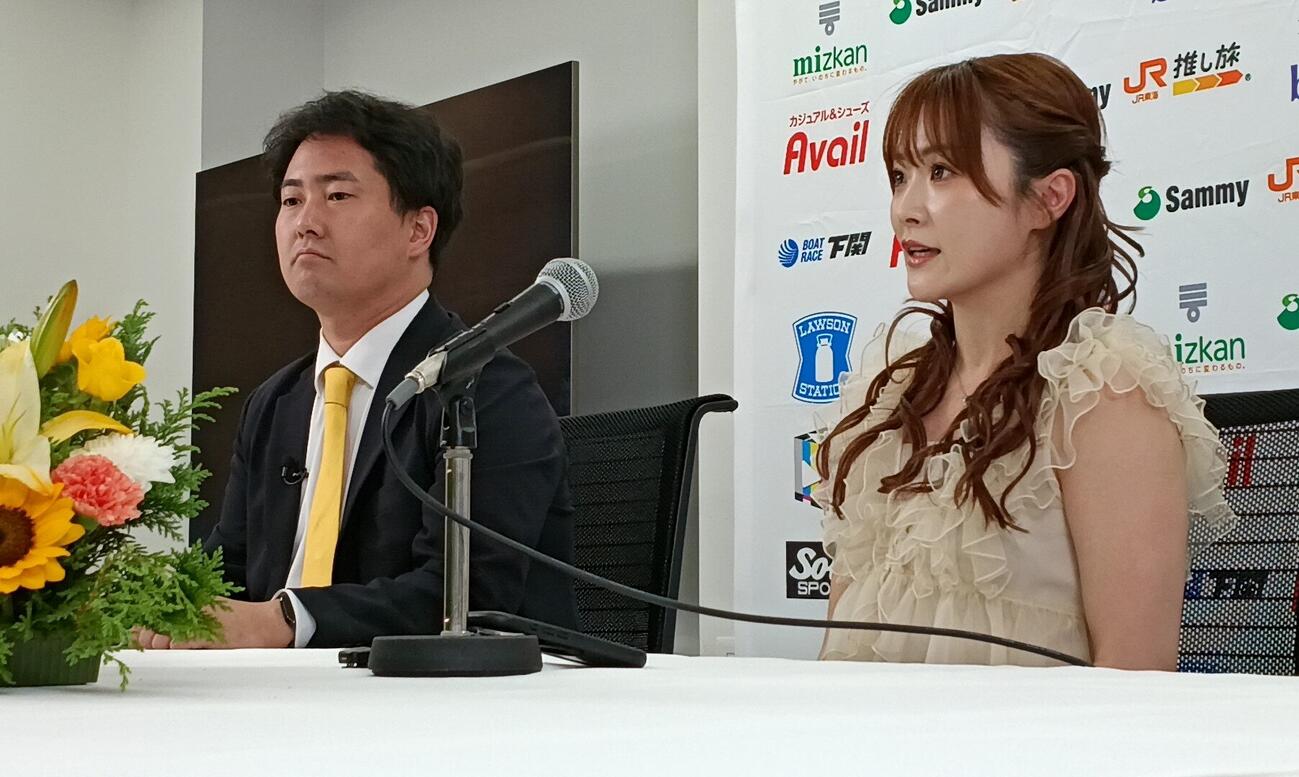引退会見に出席したスターダム岡田太郎社長（左）となつぽい