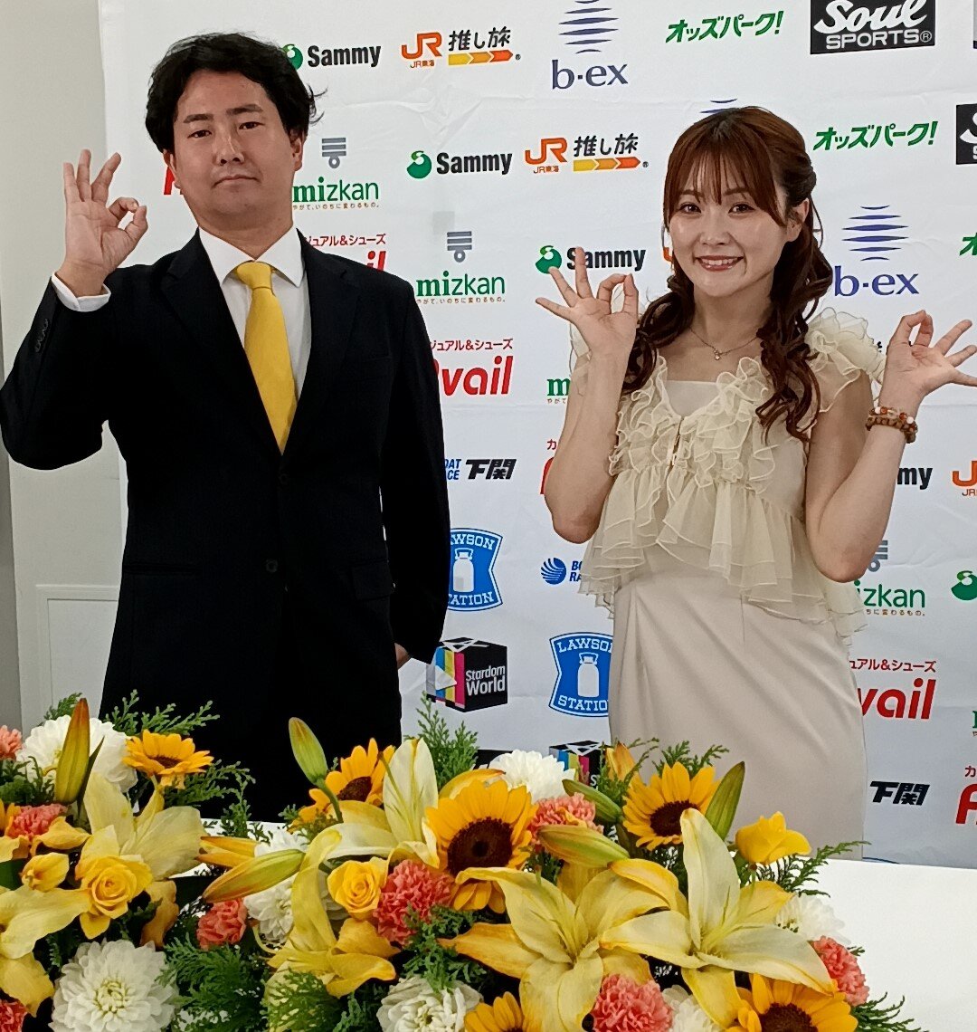 引退会見に出席したスターダム岡田太郎社長（左）となつぽい