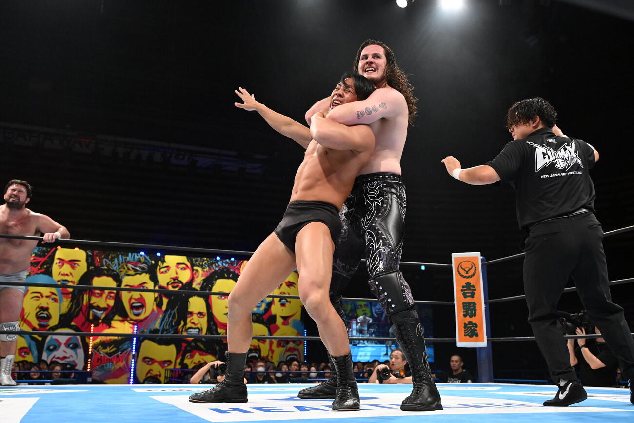 松本達哉をナイトメアホールドで締め上げるOSKAR（C）新日本プロレス