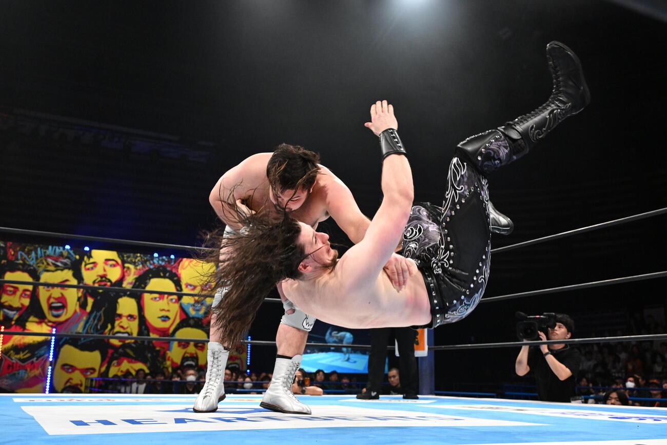 OSKARを投げ飛ばすウルフアロン（C）新日本プロレス