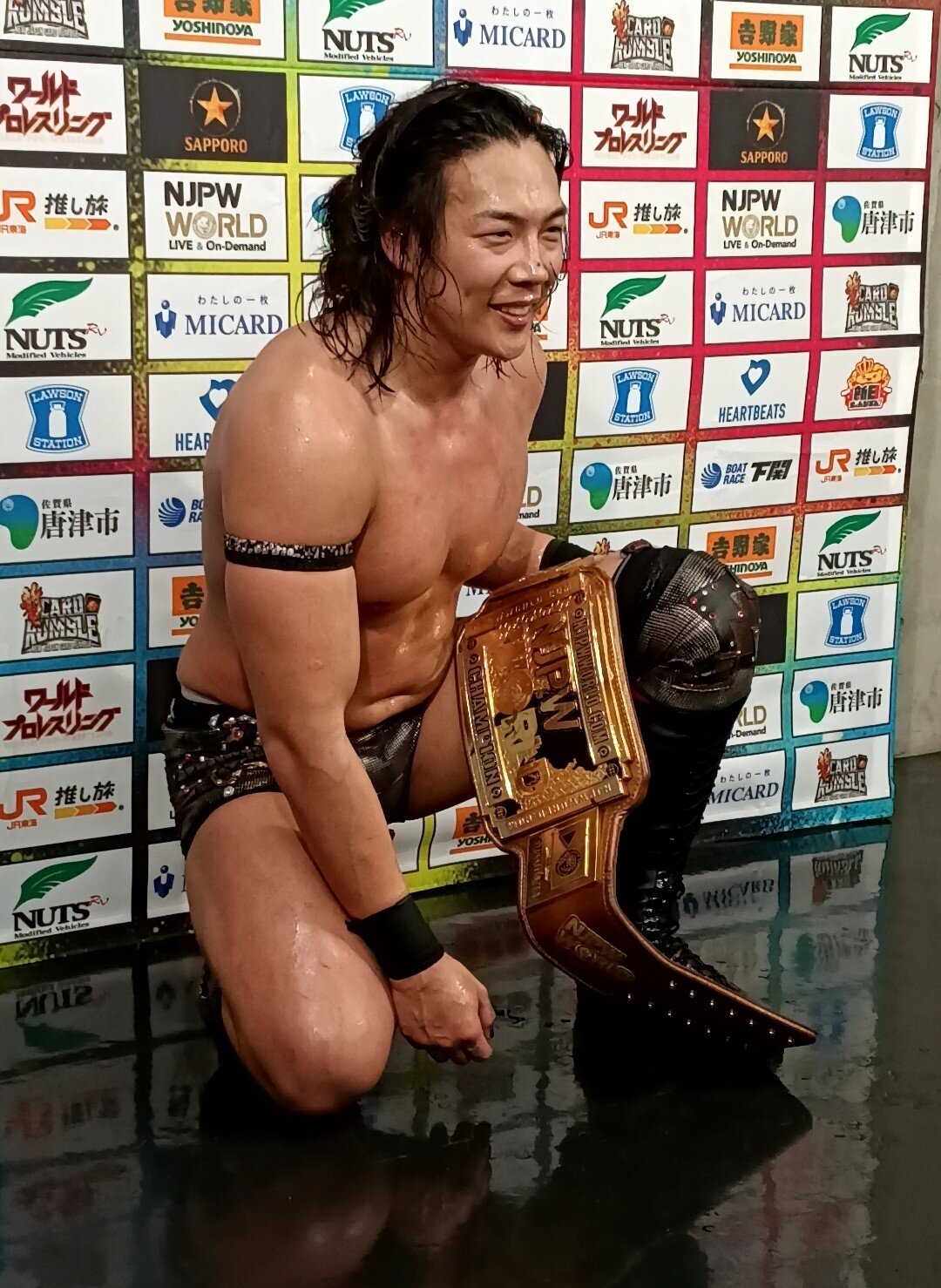 死闘の末の勝利に笑顔を見せたKONOSUKE TAKESHITA
