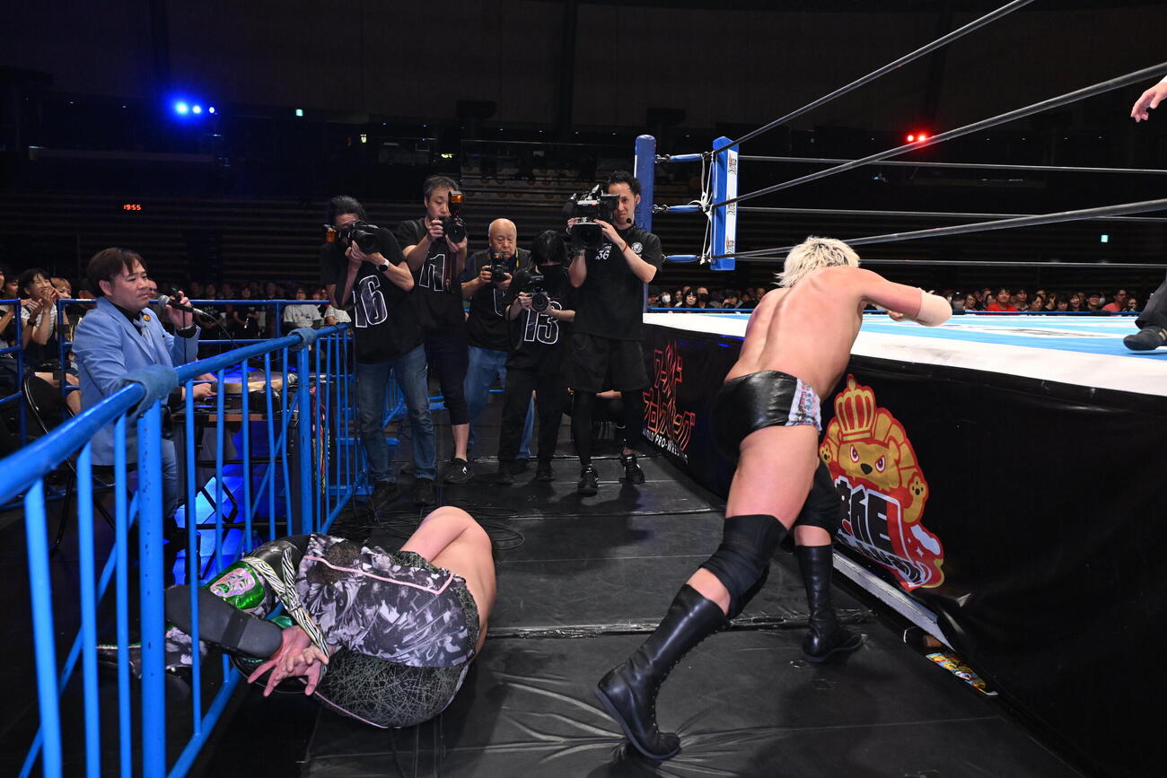 SANADA（右）はジェイク・リーをパラダイスロックのように鉄柵にくくりつけて勝利した（C）新日本プロレス