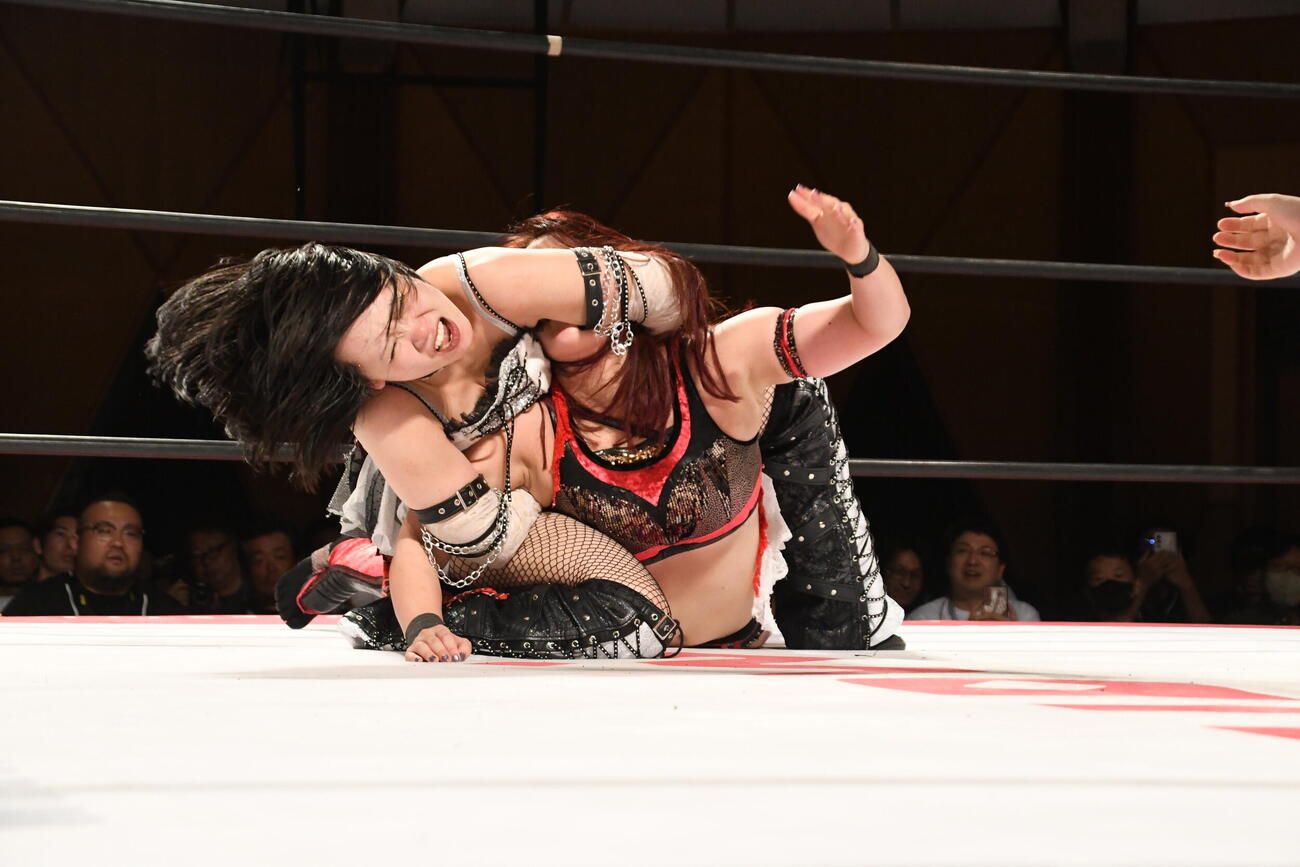 ホワイトドラゴンスリーパーをきめる辰巳リカ（C）東京女子プロレス