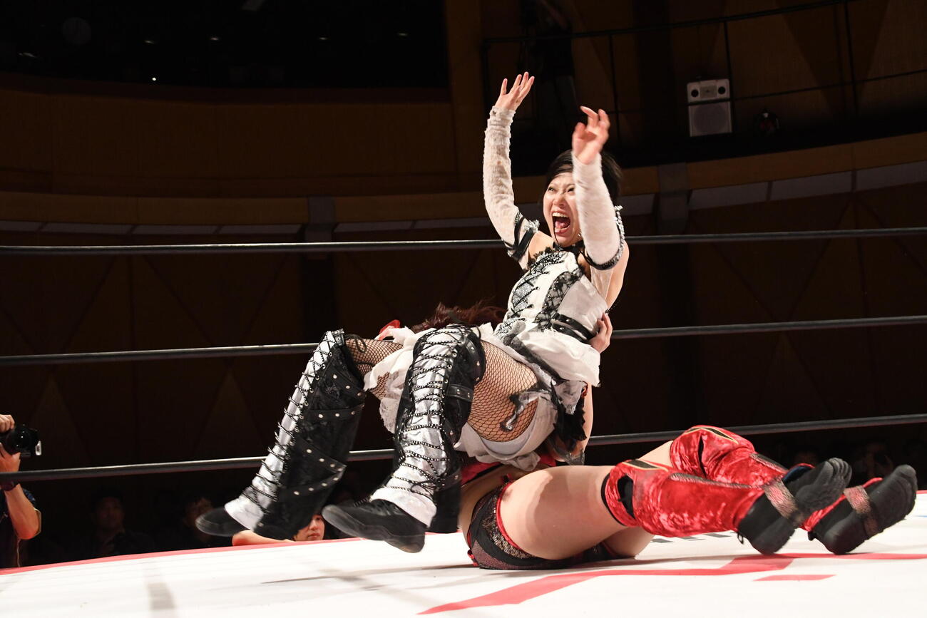 スライディングヒップを炸裂させる辰巳リカ（C）東京女子プロレス