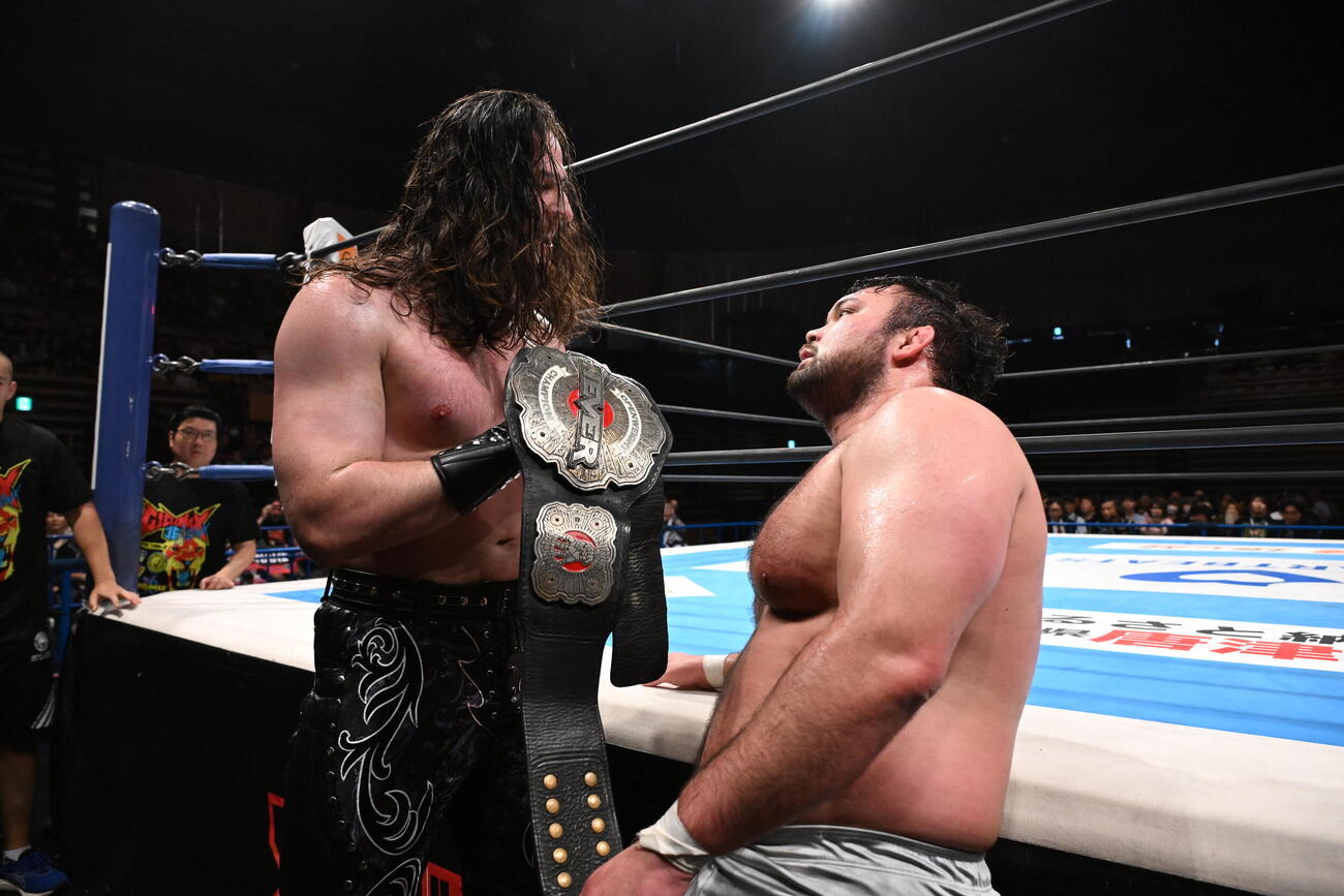 試合後、にらみ合うOSKAR（左）とウルフアロン（C）新日本プロレス