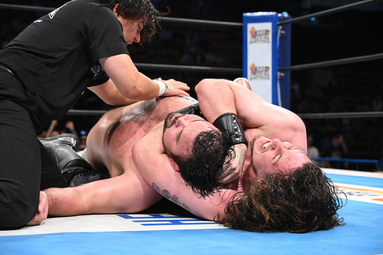 OSKAR（右）に絞め落とされるウルフアロン（C）新日本プロレス