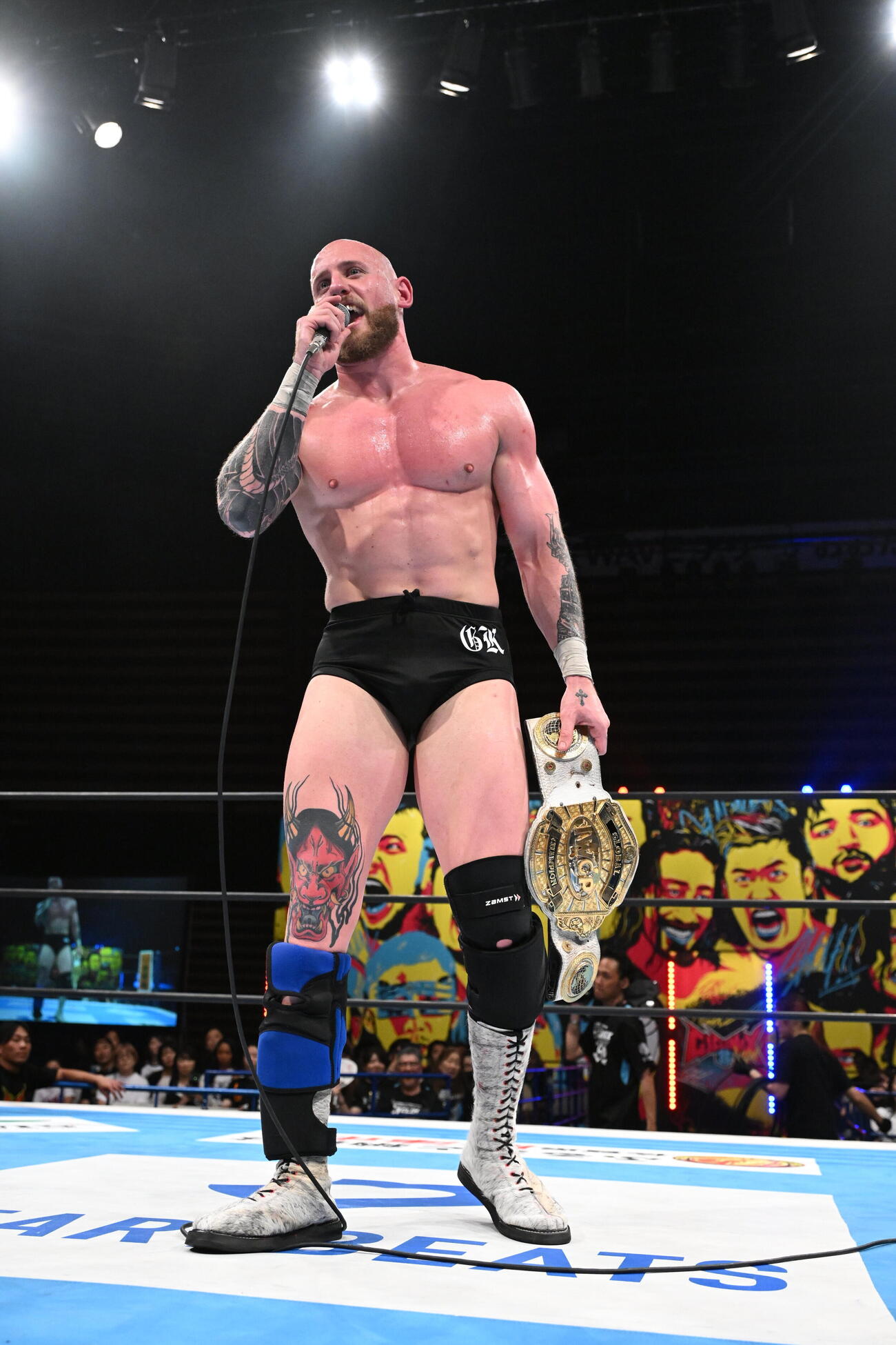 マイクでファンや新日本プロレスをののしるゲイブ・キッド（C）新日本プロレス