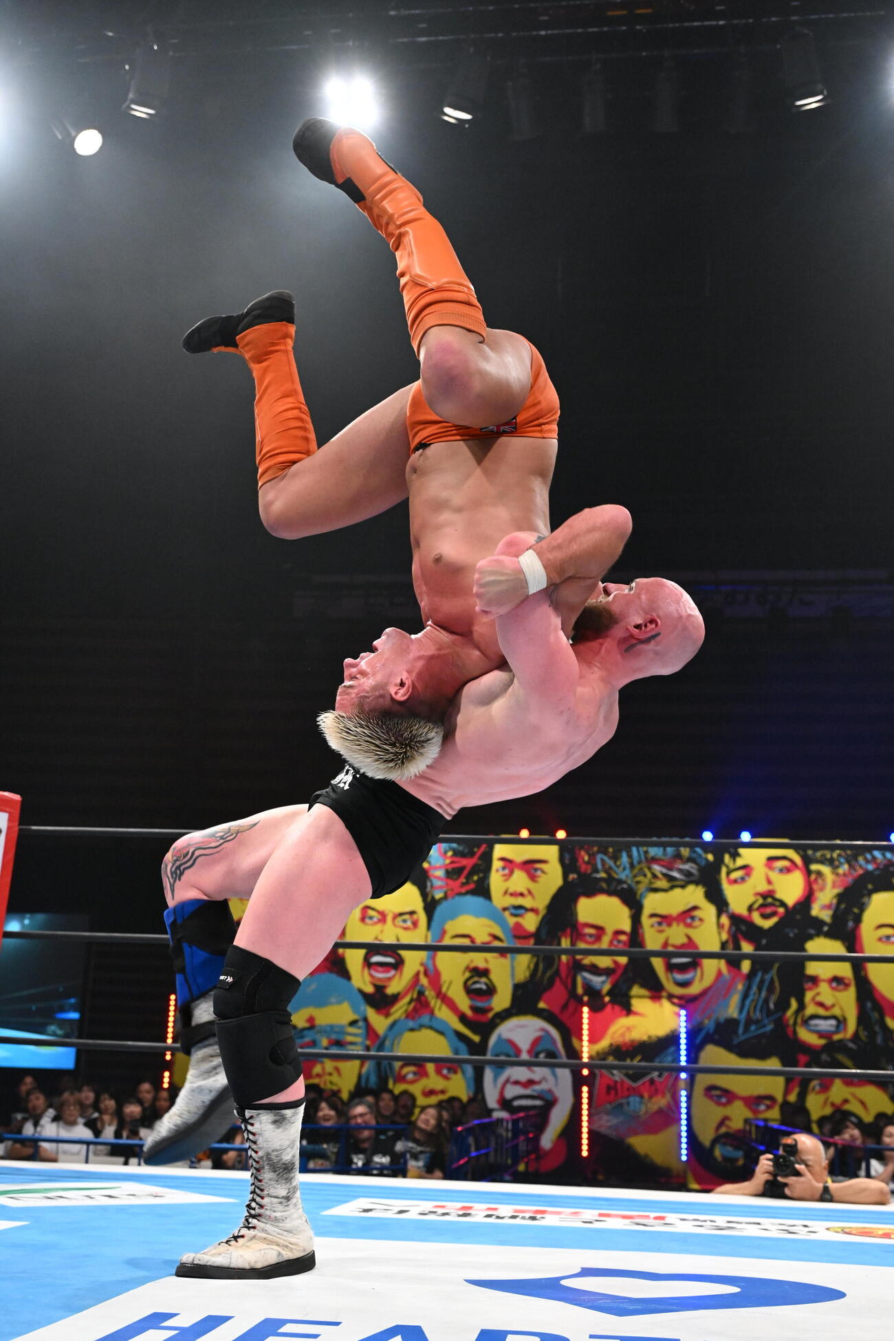 ザックにデスライダーを仕掛けるゲイブ・キッド（C）新日本プロレス