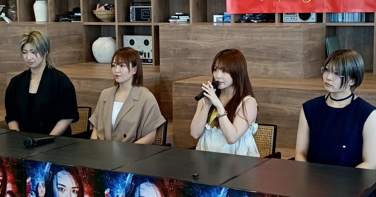 会見する（左から）彩羽匠、Sareee、なつぽい、安納サオリ
