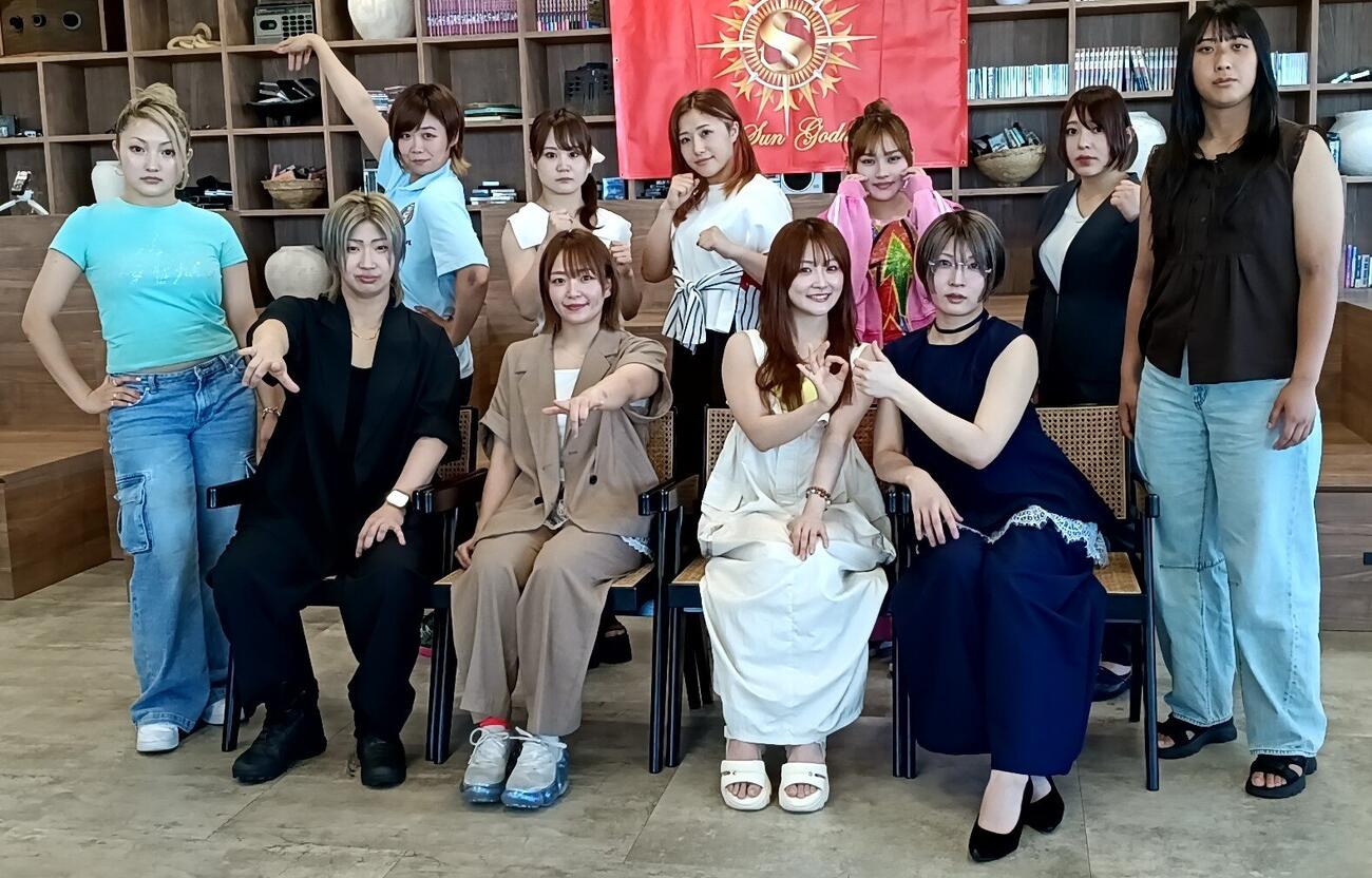 会見に出席した（前列左から）Chi Chi、彩羽匠、Sareee，なつぽい、安納サオリ、暁千華、（後列左から）MIRAI、叶ミク、里奈、彩桜、優華