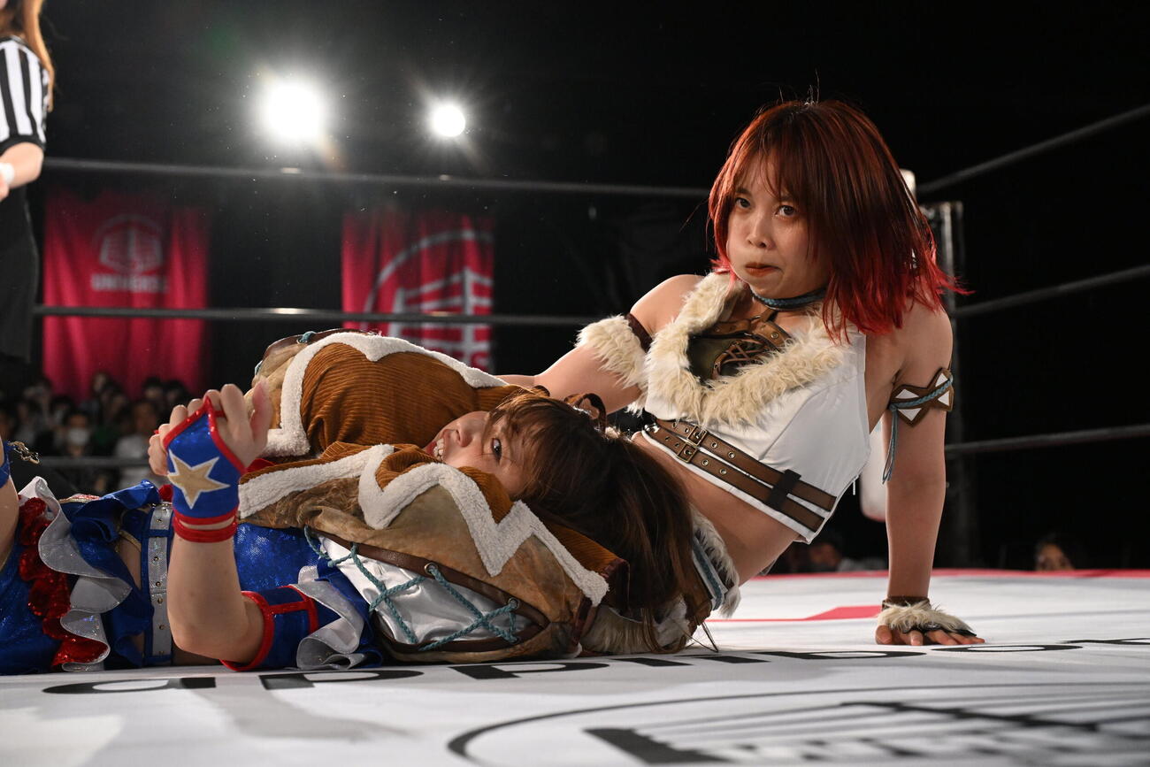荒井優希を締め上げる中島翔子（C）東京女子プロレス
