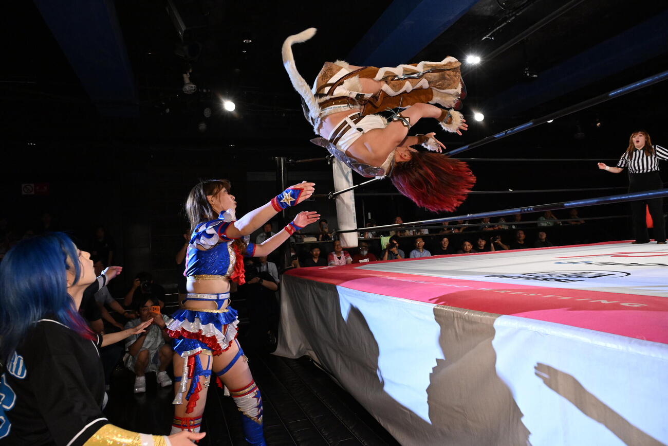 場外の荒井優希にトペを見舞う中島翔子（C）東京女子プロレス