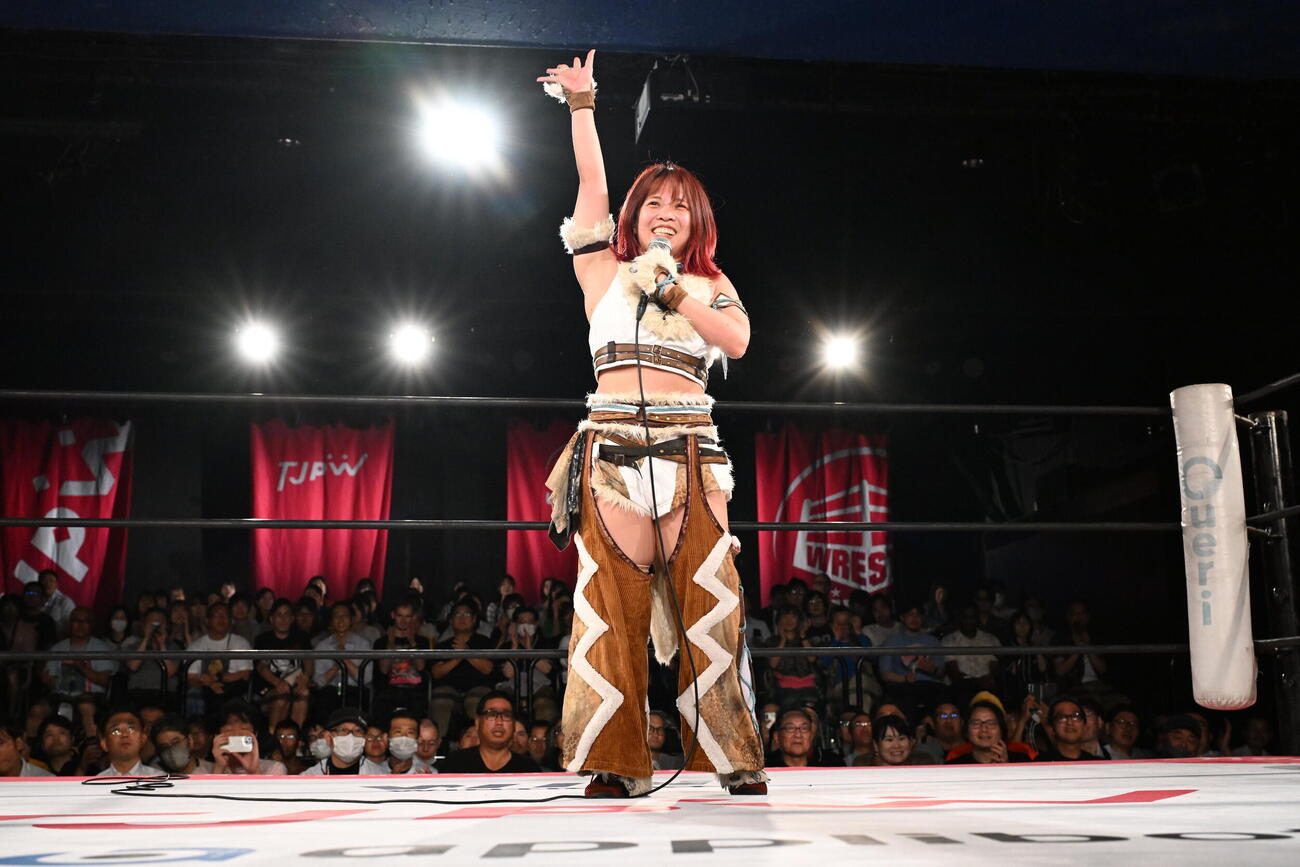 荒井優希に勝利した中島翔子（C）東京女子プロレス