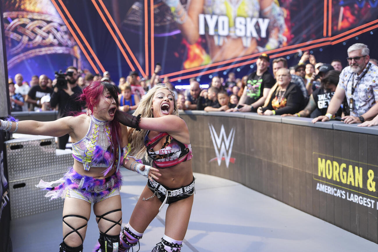 WWE女子世界王者リブ・モーガン（右）と場外で戦うイヨ・スカイ（C）2026WWE,Inc.AllRightsReserved.