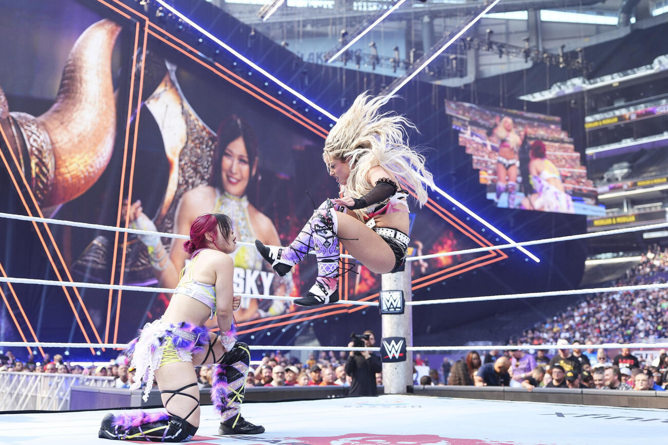 WWE女子世界王者リブ・モーガン（右）の攻撃を受けるイヨ・スカイ（C）2026WWE,Inc.AllRightsReserved.